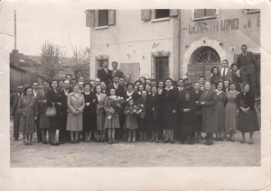 1954-Foto-di-gruppo-sorelle-Caleffi-e-parenti