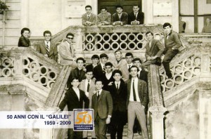 1960-Istituto-Galileo-Galilei-scalinata-dingresso-sede-staccata-di-Mirandola