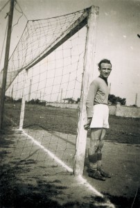 1943-Calcio-il-portiere-della-Mirandolese-Arnaldo-Tadei-Gent.conc_.Alberto-Bombarda