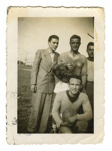 1945-Calcio-Mirandolese-Siebel-Anderlini-e-accosciato-Arnarldo-Tadei-Gent.conc_.Alberto-Bombarda