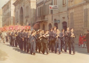 1970-La-banda-sfila-in-via-Pico-gent.conc_.-Franco-Neri