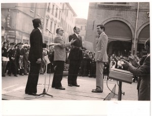 1972-1-rassegna-bandistica-consegna-diploma-ricordo-al-presidente-della-banda-cittadina-G.Andreoli-Oscar-Reggiani