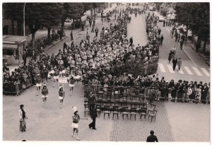 1972-Rassegna-bandistica-la-banda-ed-il-gruppo-di-majorettes-di-S.Felice-S.P.-arrivano-davanti-al-Municipio