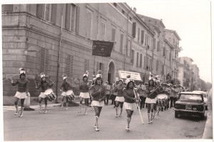 1972-Rassegna-bandistica-sfilata-banda-e-gruppo-folcloristico-Les-Majorettes-di-S-Felice-S-P