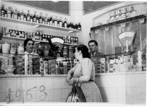 Alimentari-Ariella-con-il-marito-Mario-Galleria-del-popolo-1953