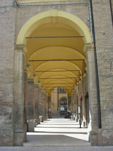 Paolo-Mattioli-Mirandola-i-portici-del-Comune-da-Piazza-Mazzini