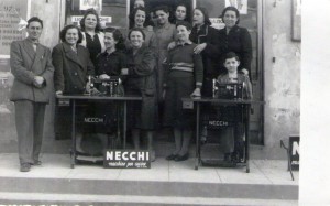 Rita-Secchi-in-Pellacani-con-le-allieve-della-scuola-di-cucito-primi-anni-50-gent.conc_.Roberta-Pellacani