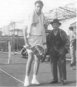 Tennis-club-Mirandola-Orlando-Sirola-in-posa-con-Ricocustode-del-tennis-1960