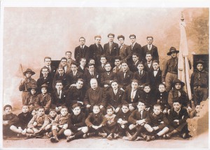 1919-Gruppo-direduci-mirandolesi-della-I-Guerra-Mondiale-forma-il-Partito-Popolare-ed-il-primo-gruppo-Scout.-Al-centro-Don-Maletti-gent.conc_.Maria-Luisa-Gavioli