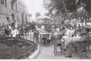 1930-Milizia-fascista-davanti-al-caffè-del-castello-anni-30