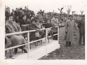 1951-San-Martino-Spino-palco-delle-autorità-per-la-corsa-dei-muli-al-Centro-quadrupedi-Gent.conc_.da-Vilmer-Braghiroli