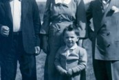 Il piccolo Franco Gambuzzi tra il nonno, la madre ed il padre