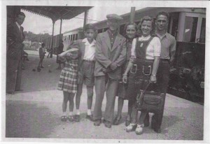 Gianna Paltrinieri con il padre e alcuni amici