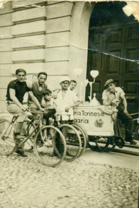 1930-Il-carrettino-dei-gelati-di-Margaria-I-a-dx-Geminiano-Gambuzzi-gent.conc_.Franco-Gambuzzi
