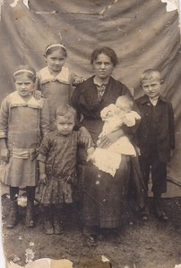 1913-Madre-con-figli-Gent.conc_.Patrizia-Maretti