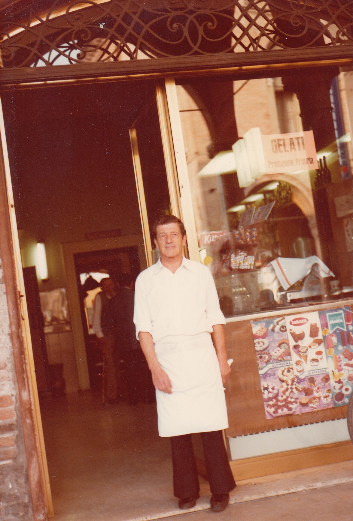 1960 Nino Artioli cameriere del Caffè Pico