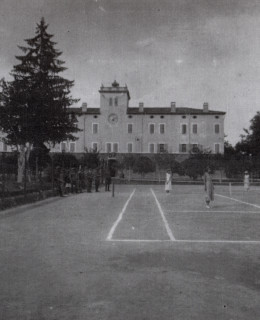 San Martino Spino Centro Allevamento Quadrupedi anni 40 partita di tennis nel campo