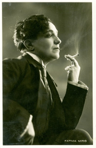 Fatima Miris nel suo classico atteggiamento maschile (Cavezzo, 11 agosto 1936, cartolina inviata da Maria al marito Gino e alla figlia Giovanna, in vacanza a Collalbo, BZ)