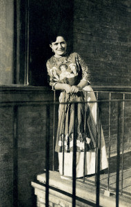 Maria ritratta sul balcone della villa a Mirandola