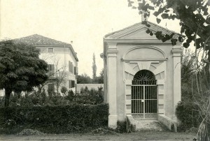 Villa Frassinesi, fianco della villa e frontespizio della cappella di famiglia (Foto A.Rabbi)
