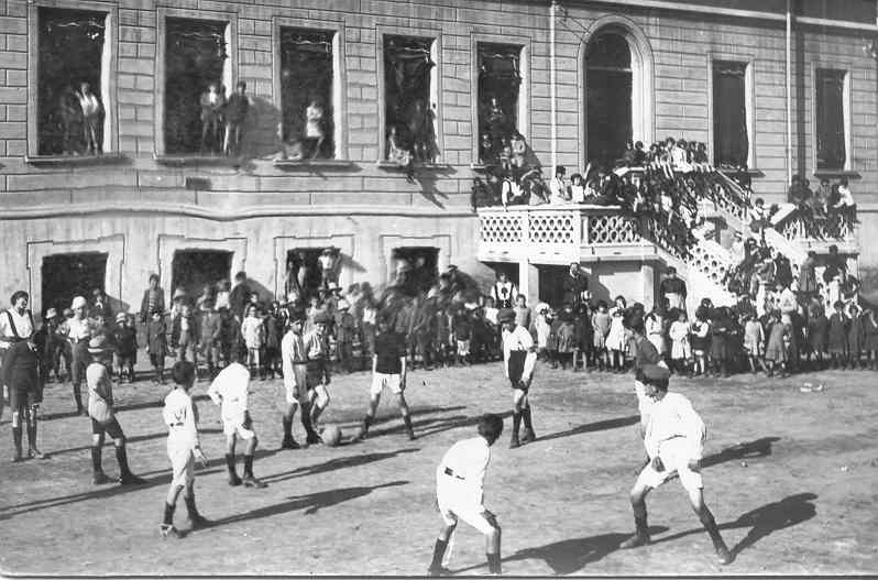 1915 Scuole elementari una partita di calcio
