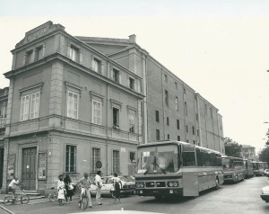 1984-autobus-in-partenza-dal-Teatro-Nuovo-Gent.conc_.-Roberto-Neri