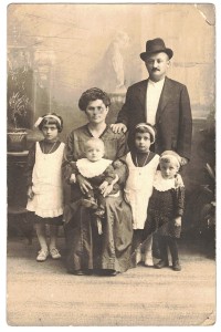 1917-I-bimbi-da-sx-Vanda-Gina-Rita-Paride-in-braccio-alla-madre-Filomena-Garuti-il-marito-Everardo-Secchi.Gent_.conc_.Massimo-Secchi