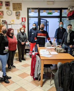 Il Vicesindaco Matteo Borghi insieme ai volontari di Croce Blu e del Gruppo Comunale di Protezione Civile che hanno preparato le calze per l'Epifania