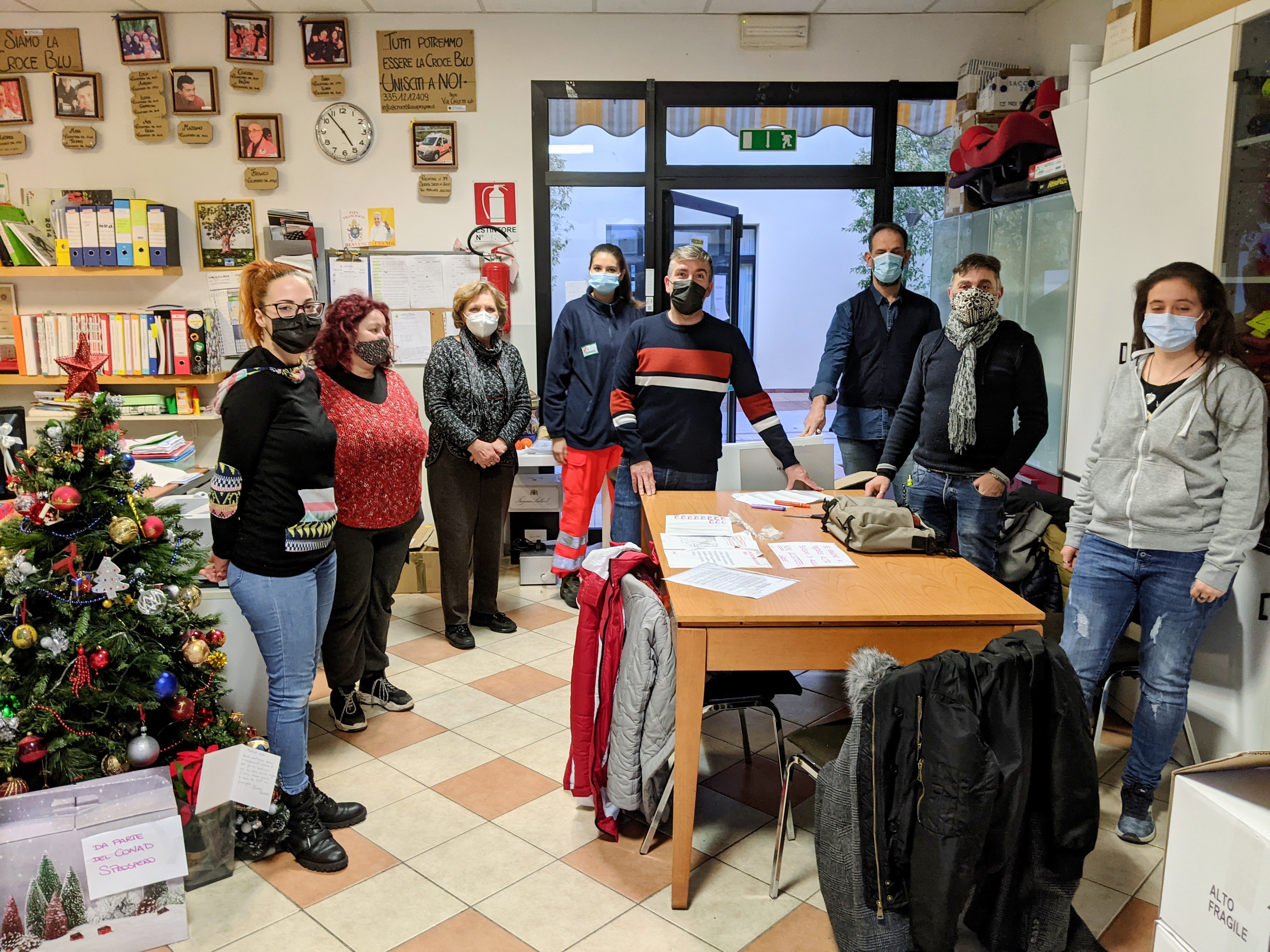 Il Vicesindaco Matteo Borghi insieme ai volontari di Croce Blu e del Gruppo Comunale di Protezione Civile che hanno preparato le calze per l'Epifania