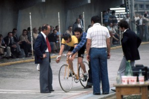 1976-Silvio-Incerti-sostenuto-da-Luigi-Benatti-sulla-pista-di-Cavezzo-in-una-gara-di-inseguimento-Gent.conc_.-Luigi-Benatti