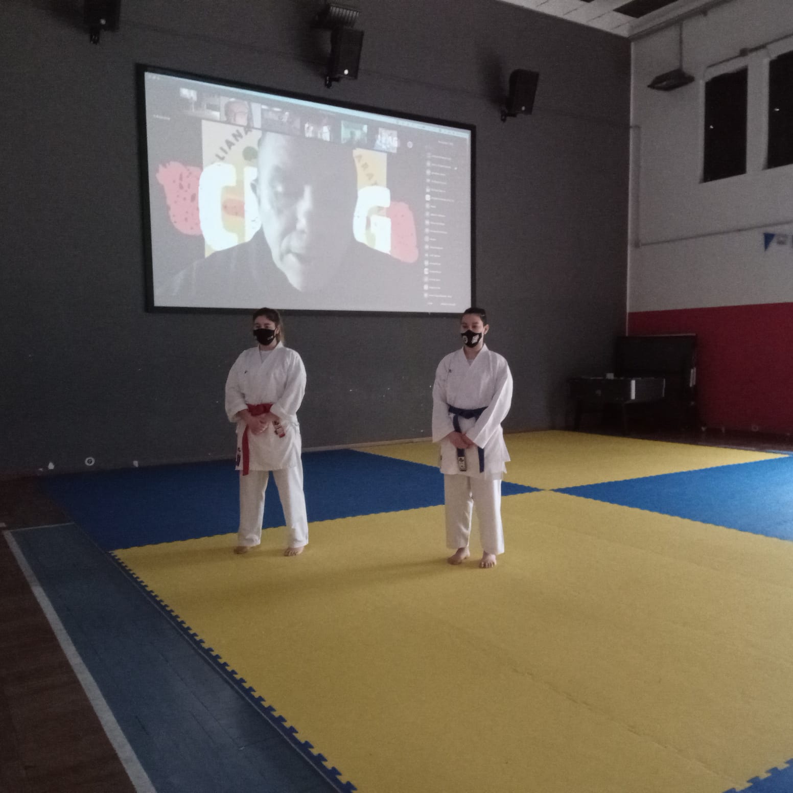 Alessia con la compagna Giorgia durante il seminario online della Nazionale Giovanile di Karate