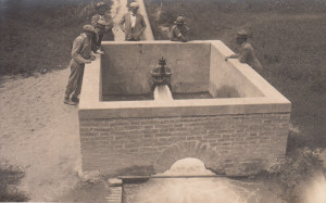 1925-pozzetto-di-contenimento-di-risorsa-irrigua-con-prelievo-da-un-Fiume-tramite-un-impianto-con-pompa-di-aspirazione-posizionata-sull’argine.