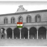 Tricolore Cisalpino esposto al balcone municipio