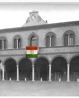 Tricolore Cisalpino esposto al balcone municipio