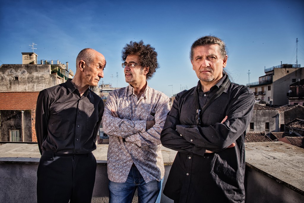 foto trio Servillo Girotto Mangalavite light