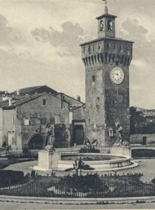 Finale_Emilia_-_Monumento_ai_Caduti_-_Torre_dell'Orologio